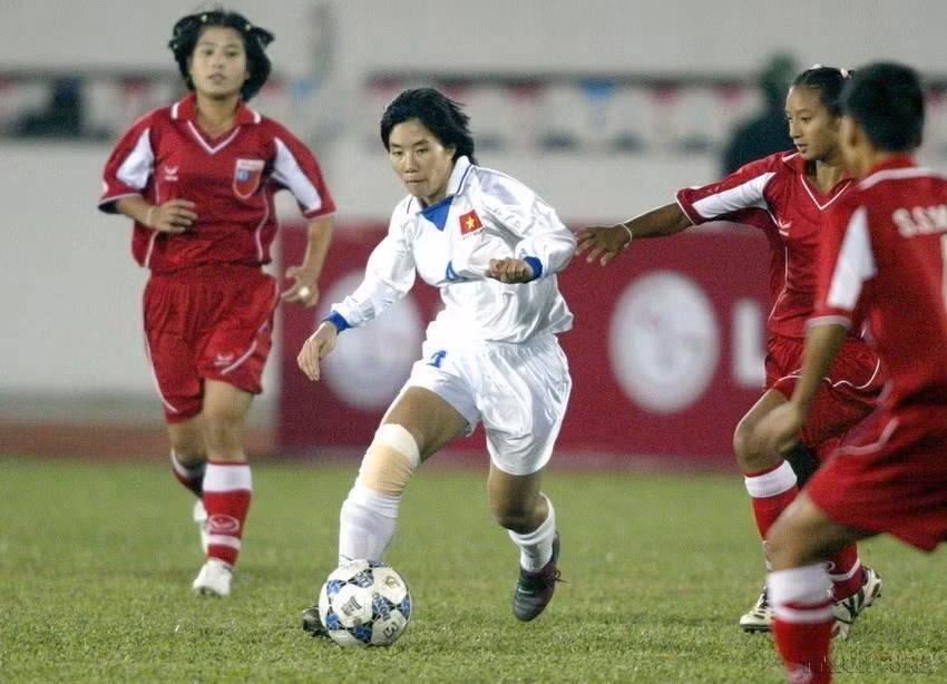 The women football final between Vietnam (in white) and Myanmar (in red) at SEA Games 22 on the afternoon of December 11, 2003, at Lach Tray Stadium in Hai Phong. Vietnam won 2-1 to secure the gold medal. (Photo: VNA)