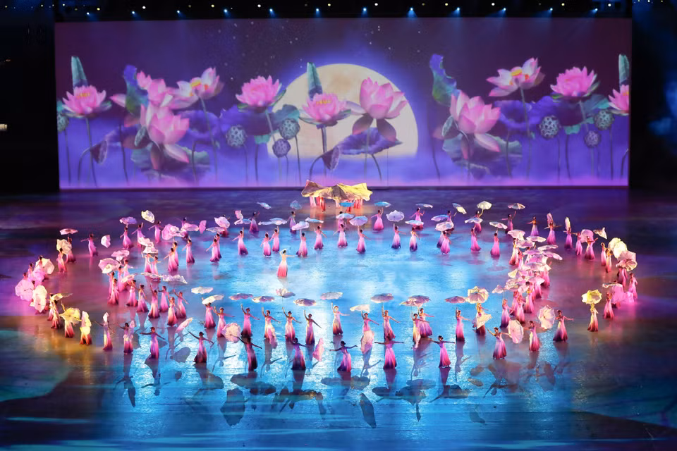 The Games came to life in a flourish of colour, dance and performance, all under the banner of the Games slogan For A Stronger Southeast Asia. (Photo: VNA)