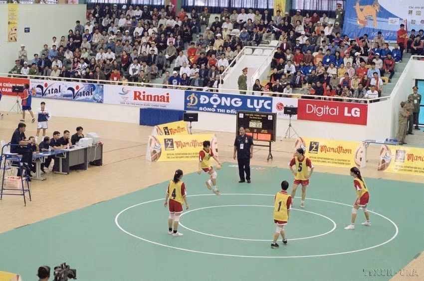 The Vietnamese women Sepak Takraw team competing on December 5, 2003, at Hai Ba Trung Gymnasium in Hanoi. (Photo: VNA)