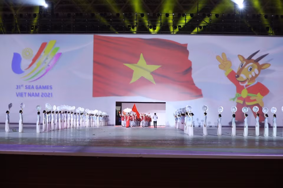 The Vietnamese contingent on the stage of My Dinh National Stadium for parade. (Photo: VNA)