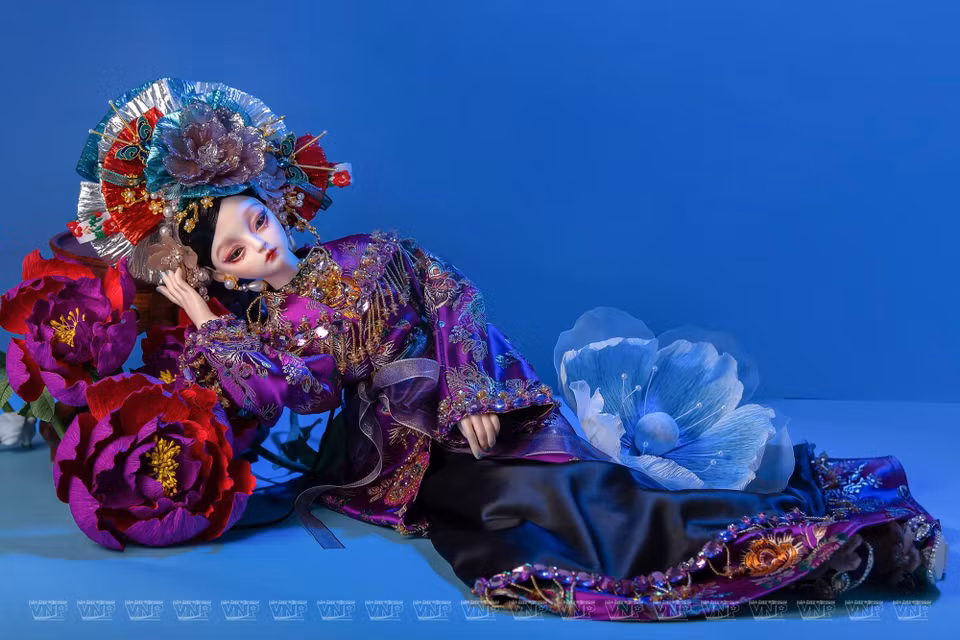 Her figurative dolls wear different types of clothes. For example, the De Tam Goddess wears white clothes while the De Nhi Goddess wears green clothes. (Photo: VNP/VNA)