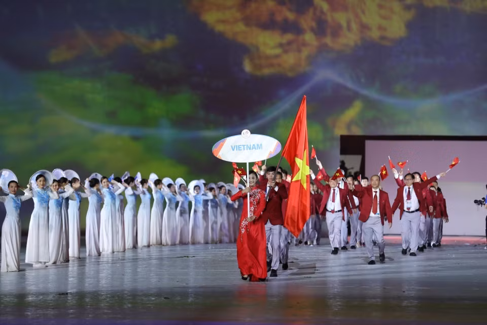The athletes parade followed with representatives from Brunei Darussalam, Cambodia, Indonesia, Laos, Malaysia, Myanmar, The Philippines, Singapore, Thailand, Timor-Leste, and Vietnam. (Photo: VNA)