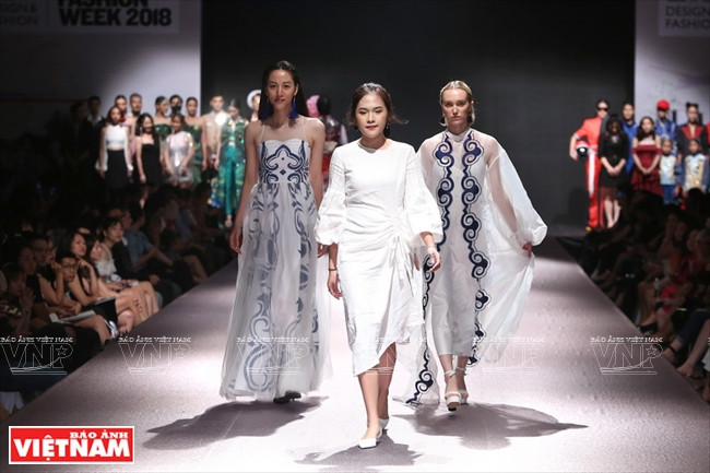 Designer Doan Thu Uyen debuted designs in the Fragrance of Vietnam collection. (Photo: VNP/VNA)