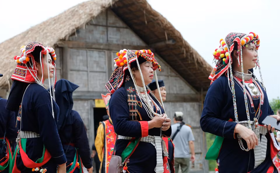 Dao quan chet women do not wear skirts but pants (Hau) that are made of indigo fabric ending below knees and tightened to legs. Pant cuffs are decorated with patterns and edges are stitched with colourful threads. (Photo: VNP/VNA)
