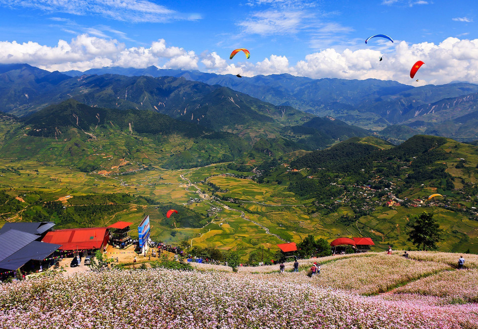 The Paragliding Festival on Khau Pha Pass is a highlight of the Season of Pouring Water tourism event in 2022. (Photo: VNA)