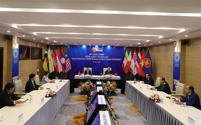 Given immense hardships caused by the pandemic, governments pledged to assist businesses in overcoming the challenge while improving each country’s proactivity and competitive edges to overcome this difficult time together, towards making ASEAN an attractive destination for investors (Photo: VNA)