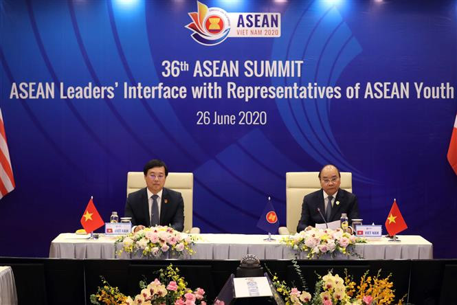 Prime Minister Nguyen Xuan Phuc (R) and First Secretary of the Ho Chi Minh Communist Youth Union Central Committee Le Quoc Phong (L) at the dialogue (Photo: VNA)
