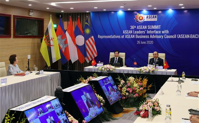 At the meeting with representatives from the ASEAN Business Advisory Council, businesses presented difficulties they have encountered, while voicing their support for efforts by government of ASEAN member countries in dealing with challenges posed by COVID-19 pandemic (Photo: VNA)