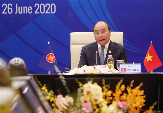 Prime Minister Nguyen Xuan Phuc speaks at the dialogue (Photo: VNA)