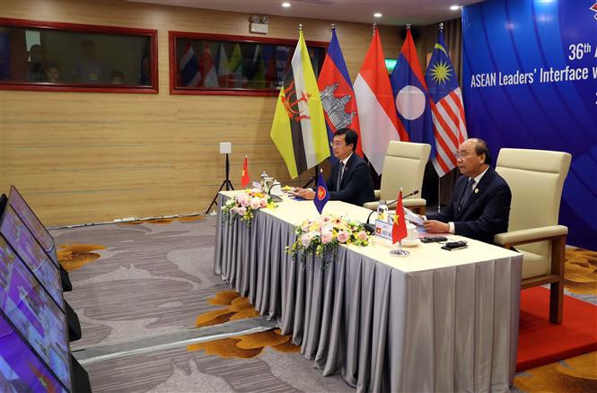 Prime Minister Nguyen Xuan Phuc and First Secretary of the Ho Chi Minh Communist Youth Union Central Committee Le Quoc Phong at the dialogue (Photo: VNA)