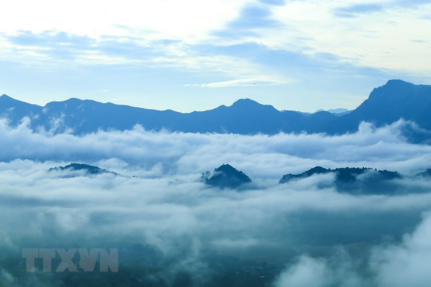 Watching and taking pictures with impressive sea of clouds are often in bucket lists of travelers to the Northwestern region (Photo: VNA)