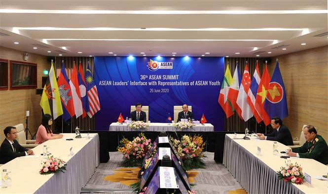 At the event, Prime Minister Phuc affirms the youth’s role as a crucial force in building and developing each country, adding that they are the core in establishing ASEAN Community of prosperity (Photo: VNA)