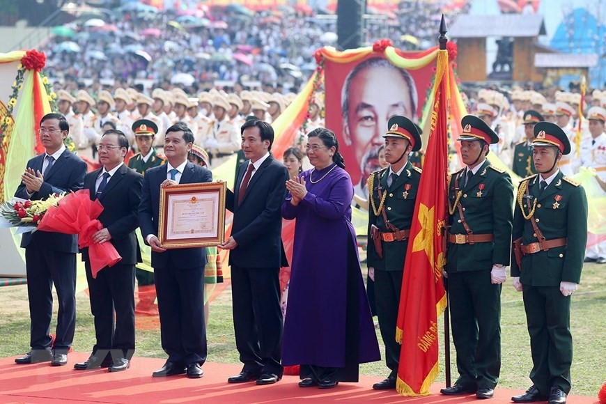Tong Thi Phong, Politburo member and Standing Vice Chairman of the National Assembly, awards Independence Order, first class, to cadres, soldiers and people of Dien Bien province (Photo:VNA)