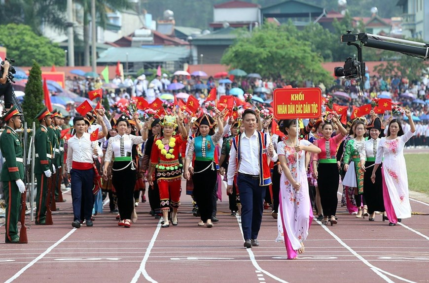 Cultural and artistic groups march in the rally(Photo: VNA)
