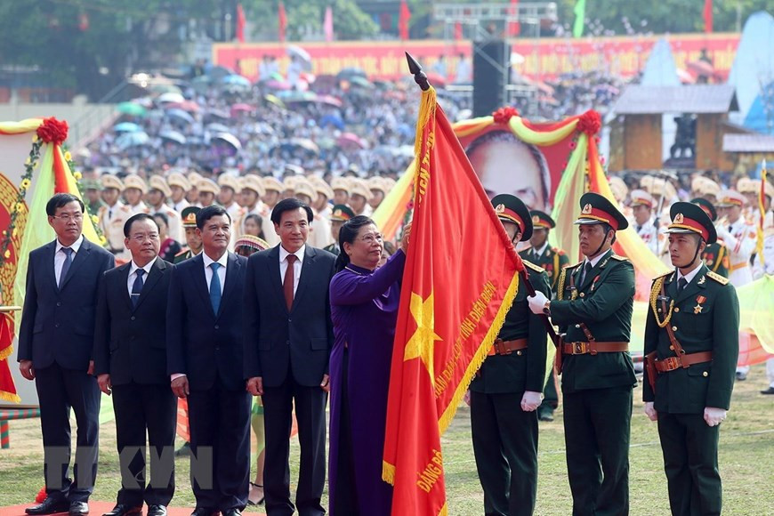 Tong Thi Phong, Politburo member and Standing Vice Chairman of the National Assembly, awards Independence Order, first class, to cadres, soldiers and people of Dien Bien province (Photo:VNA)