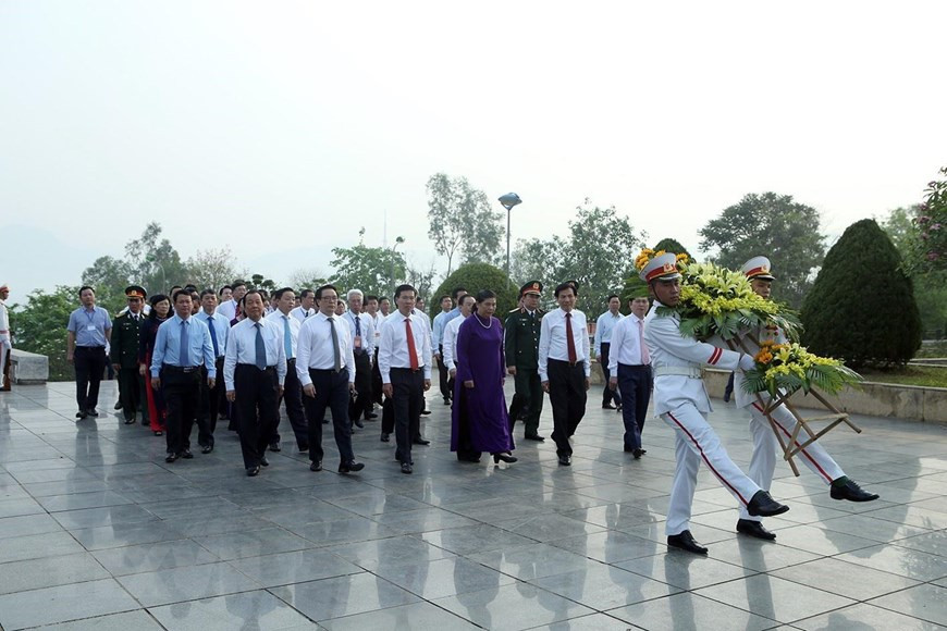 Politburo member, Standing Vice Chairman of the National Assembly Tong Thi Phong and delegates lay a wreath at the Dien Bien Phu Victory Monument (Photo:VNA)