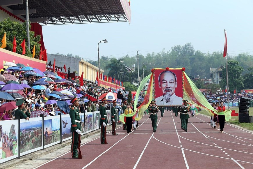 Armed forces parade takes place during a meeting in Dien Bien Phu city (Photo: VNA)