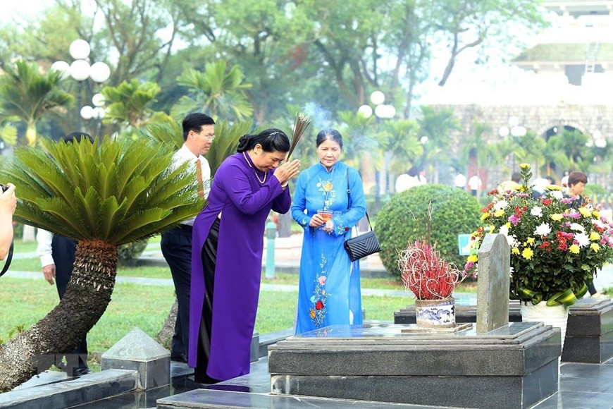 Politburo member, Standing Vice Chairman of the National Assembly Tong Thi Phong and delegates lay a wreath at the Dien Bien Phu Victory Monument (Photo:VNA)