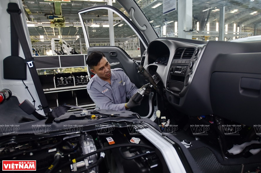 A worker assembles truck cockpits. (Photo: VNA)