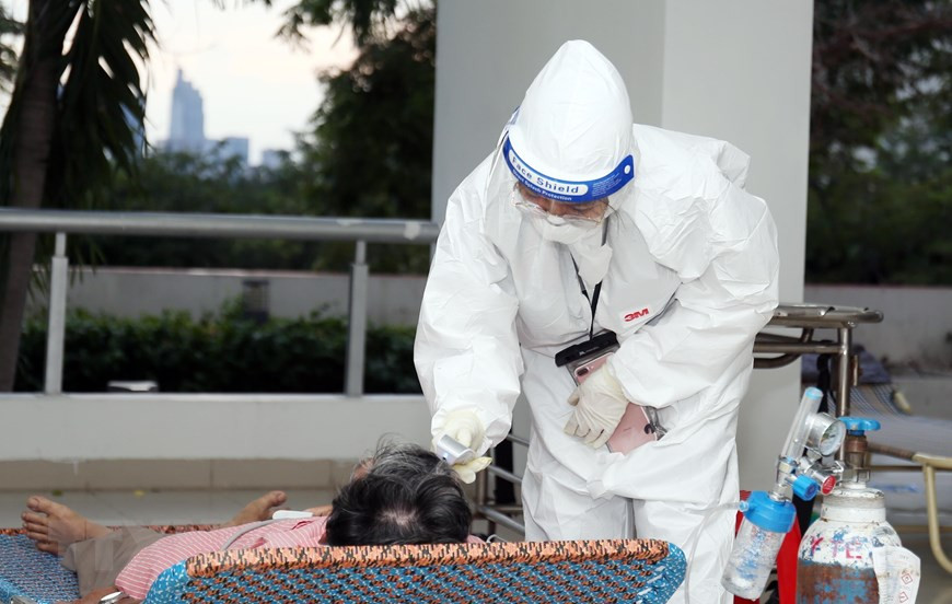 Doctors in Field hospital No.3 in Thu Duc city, Ho Chi Minh City provide treatment to new COVID-19 patients. (Photo: VNA)