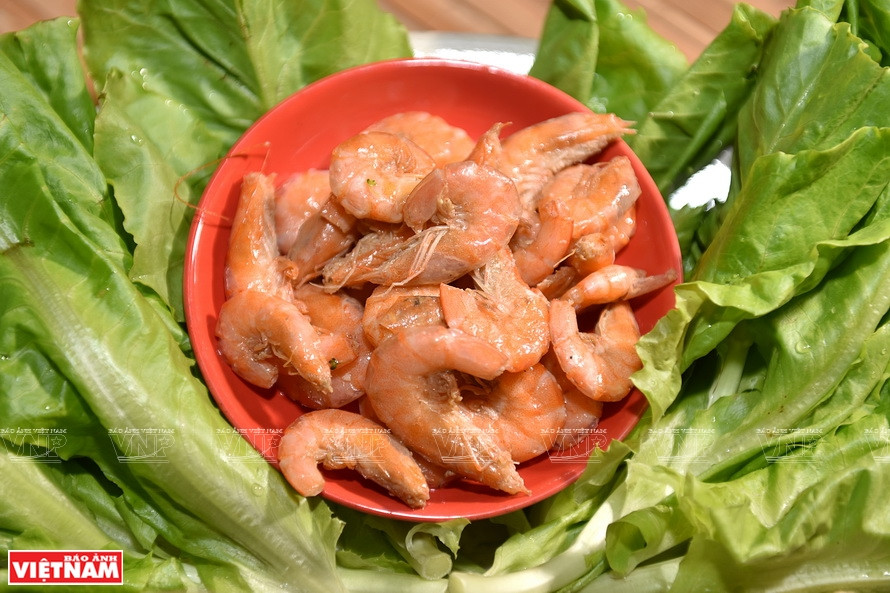 To make fresh and delicious rolls, shrimp must be fresh. (Photo: VNA)