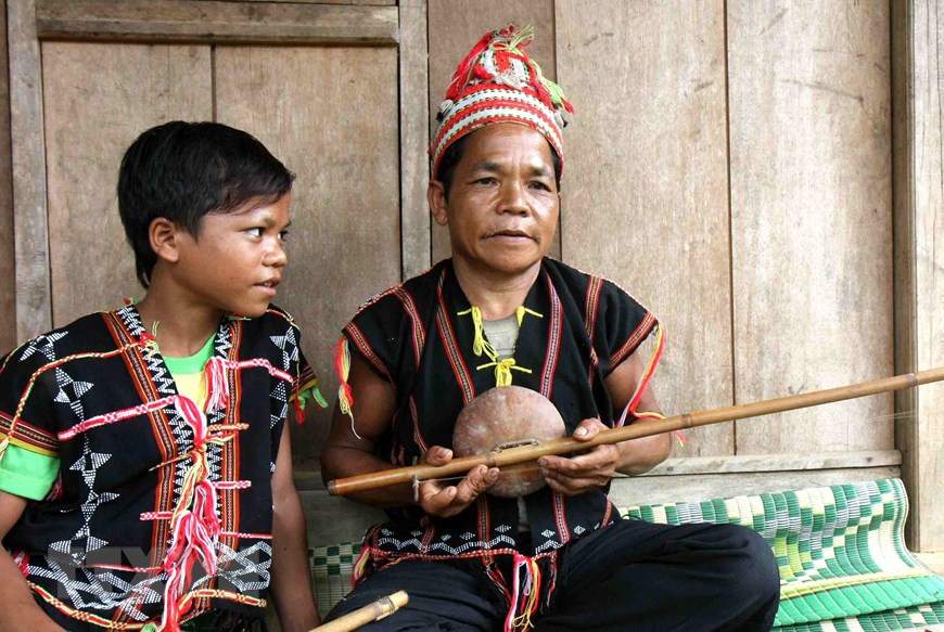 Bling Agun (R), Co Tu ethnic artisan in Ta Vang village, A Tieng commune, Tay Giang district is the last alive artisan who can play all traditional musical instruments of Co Tu ethnic group such as Broo, A bel, Tu hoon, and flute (Photo:VNA)