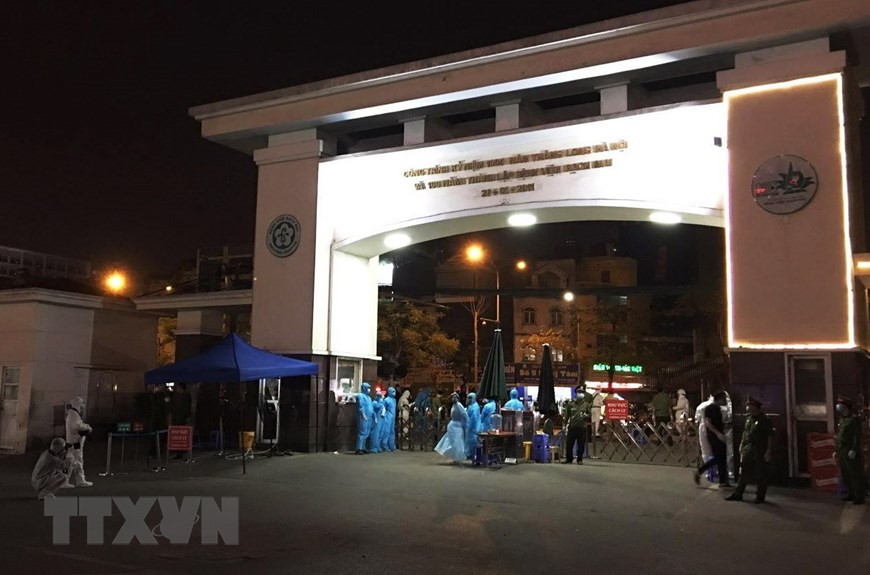 The personnel ready to disinfect Bach Mai hospital (Photo: VNA) 