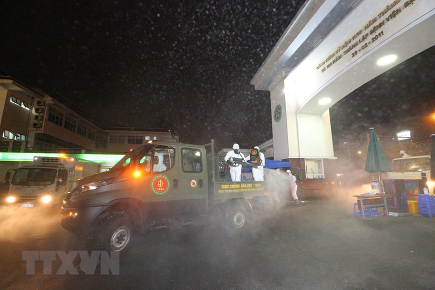 Special vehicles are used to disinfect the Bach Mai hospital in Dong Da district (Photo: VNA)