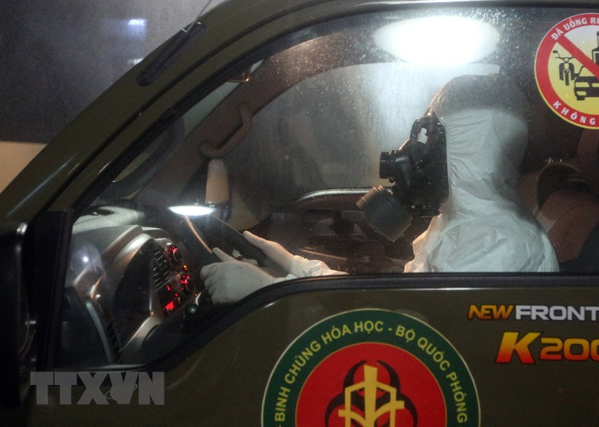 Special vehicles are used to disinfect the Bach Mai hospital in Dong Da district (Photo: VNA)h