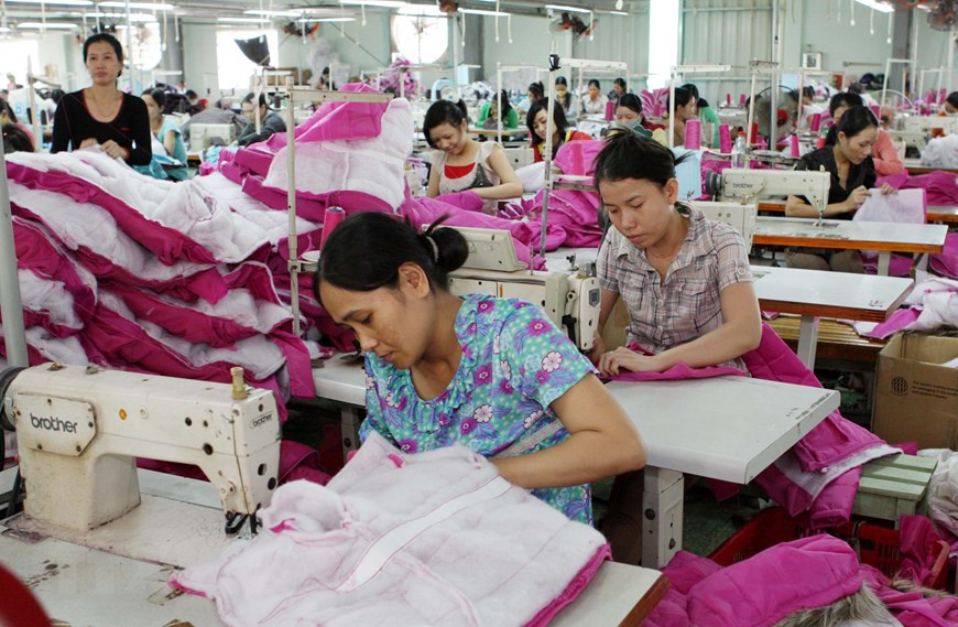 Workers at Dcotex- Blue Bird Company (a Vietnamese-French joint venture specializing in exporting apparel products) at Bac Chu Lai Industrial Zone, Nui Thanh district (Photo:VNA) 