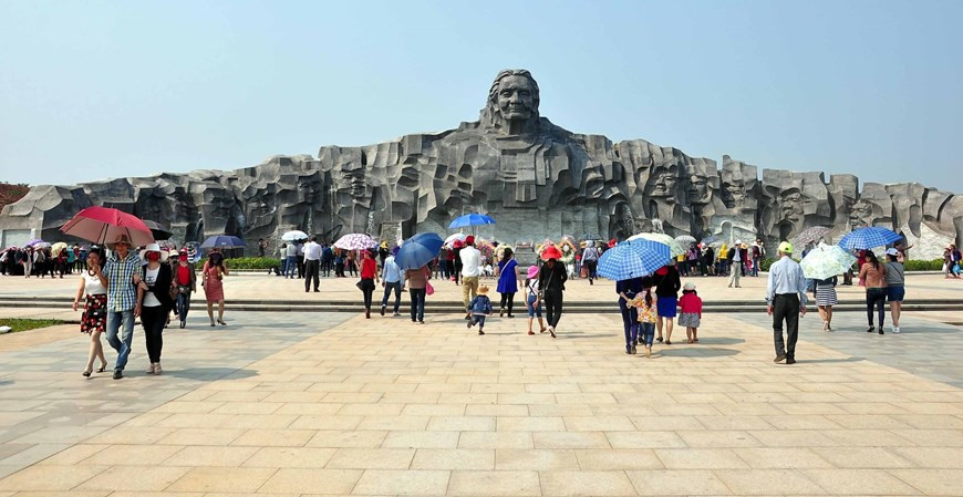 Vietnamese Heroic Mother Monument in Tam Ky city, attracting a large number of visitors (Photo:VNA)