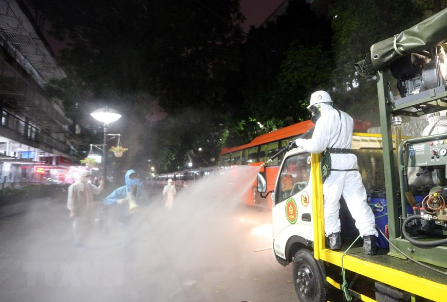 Special vehicles are used to disinfect the Bach Mai hospital in Dong Da district (Photo: VNA)