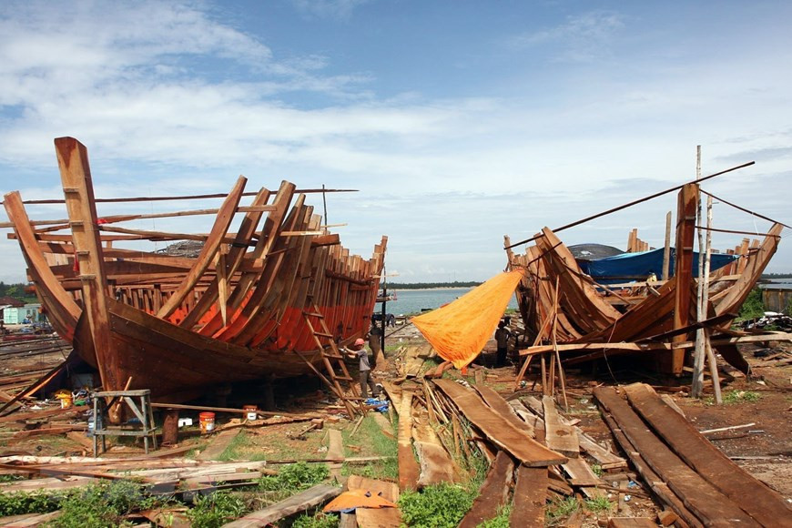 Ship are built in Tam Quang commune, Nui Thanh district to assist offshore fishing (Photo:VNA)
