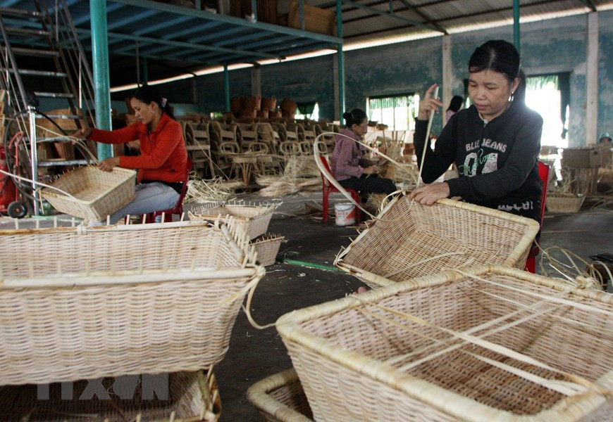 Au Co bamboo rattan export firm in Nui Thanh district, Quang Nam province generates jobs for hundreds of local workers (Photo:VNA)
