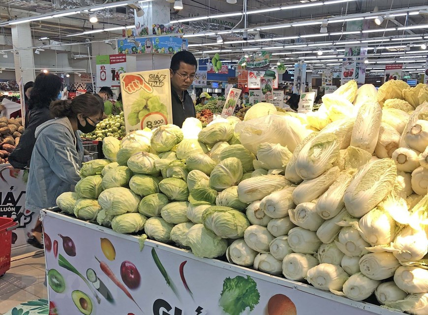 Supermarkets in Hanoi keep shelves stocked during the COVID-19 epidemic, meeting the demand of consumers (Photo: VNA)