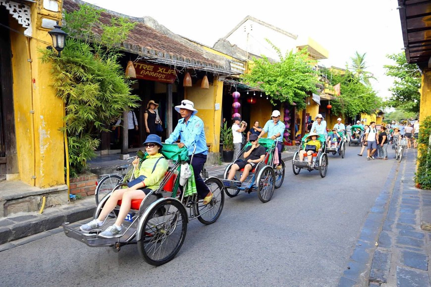Visitors to Hoi An ancient town (Photo:VNA)