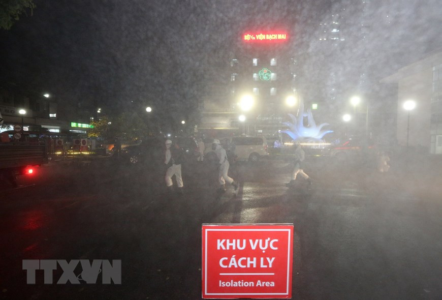 Soldiers from Chemical Division use chloramine B as prescribed by the Health Ministry (Photo: VNA)
