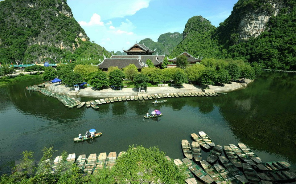 From the port, visitors can take a boat tour through a number of historical sites and caves in Trang An. (Photo: VNA)