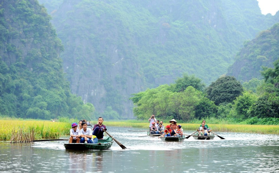Visitors on a boat tour in Trang An. (Photo: VNA)