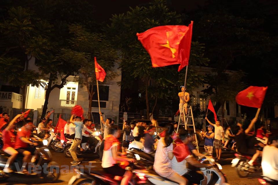 People stream down to the street in Hanoi on August 27 night to celebrate the historic victory at ASIAD 2018 (Photo: VNA)