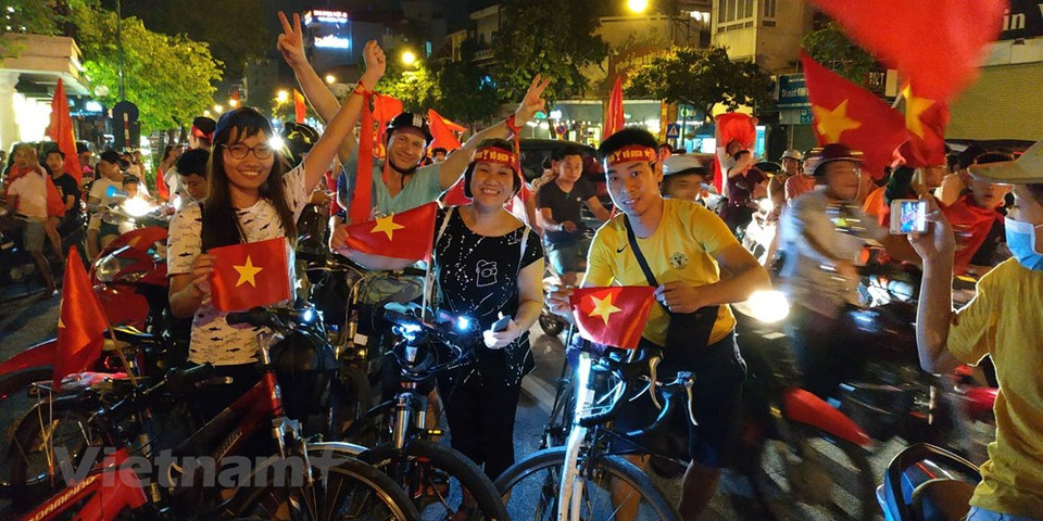People stream down to the street in Hanoi on August 27 night to celebrate the historic victory at ASIAD 2018 (Photo: VNA)
