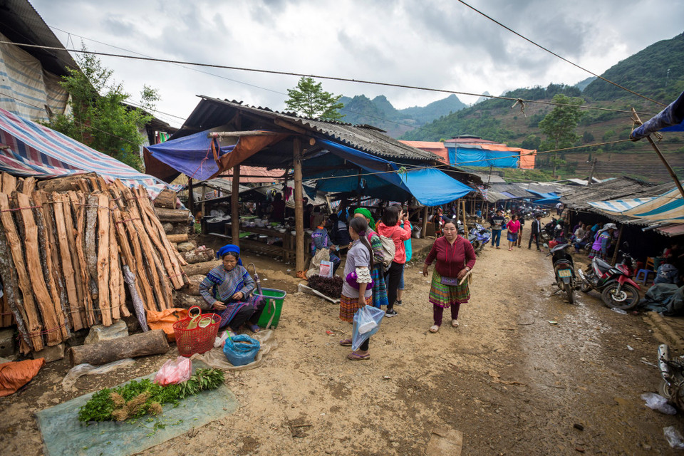 Can Cau Market usually opens on Saturdays and traditional festivals. Market-goers are mainly Mong and Giay ethnic minorities (Photo: VNA)