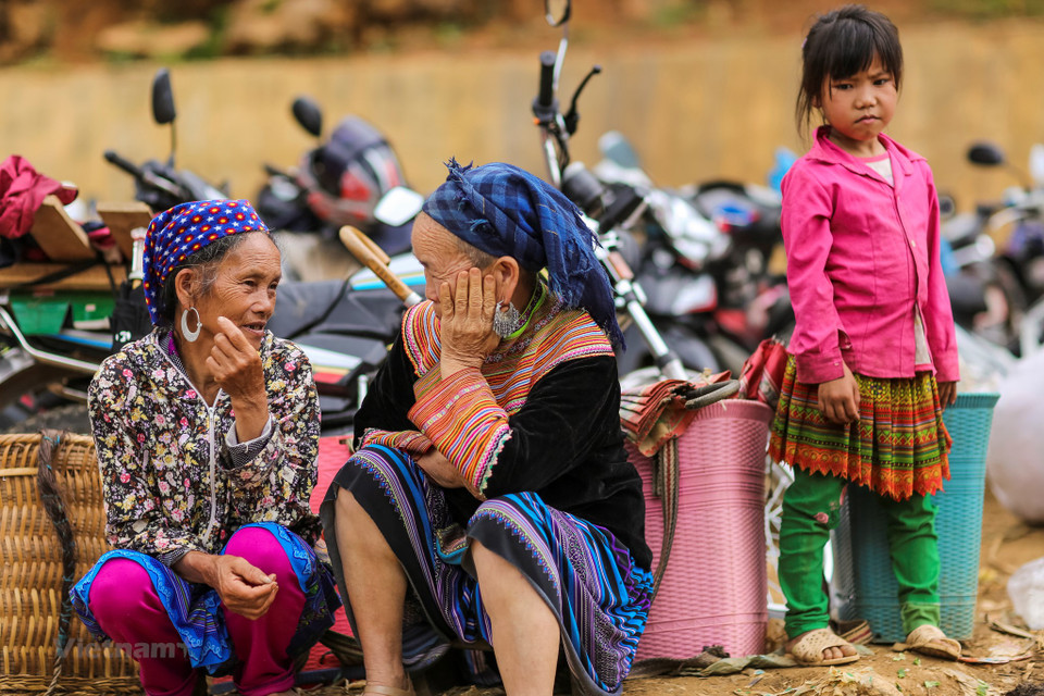 Ethnic women talk to each other while going to the market (Photo: VNA)