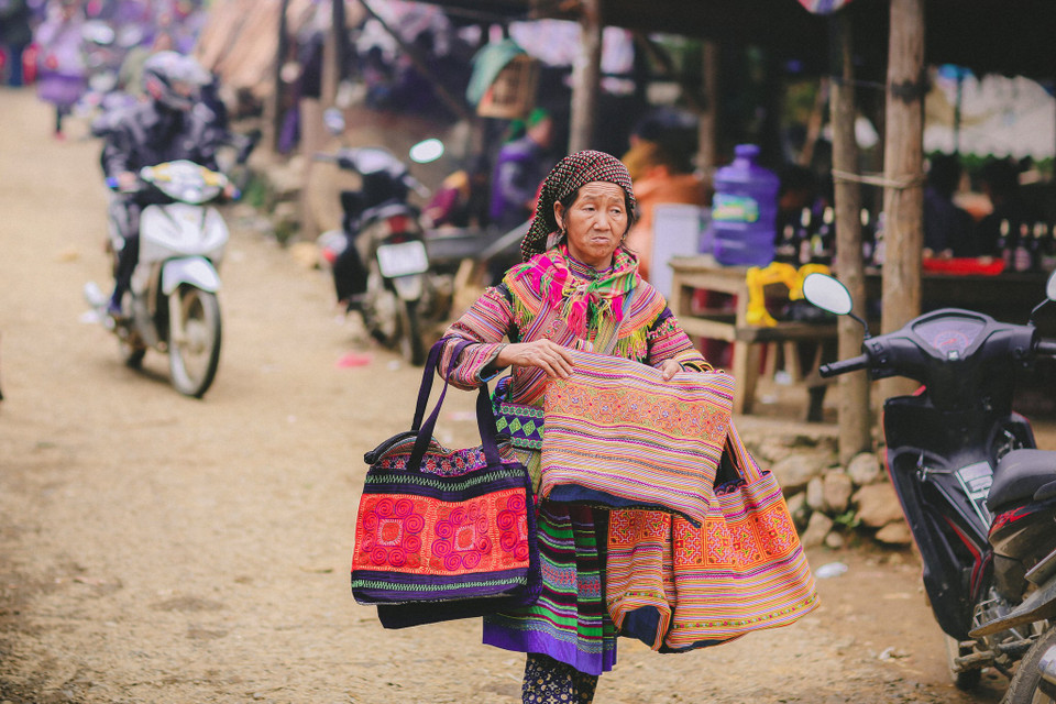 Brocade products sold at the market always attract visitors' attention because of their colours (Photo: VNA)