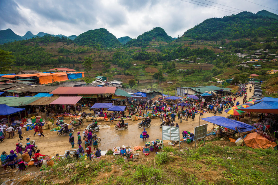 Can Cau Market opens right on the sides of Road 153, linking Bac Ha and Si Ma Cai towns (Photo: VNA)