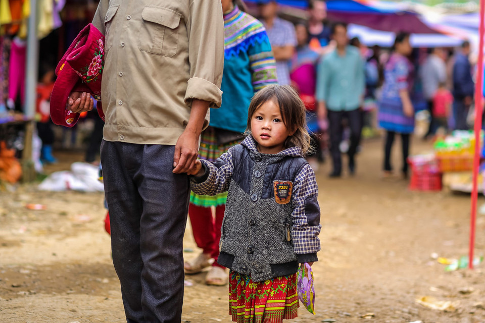 Going to the market is a joy of children in the mountainous region (Photo: VNA)
