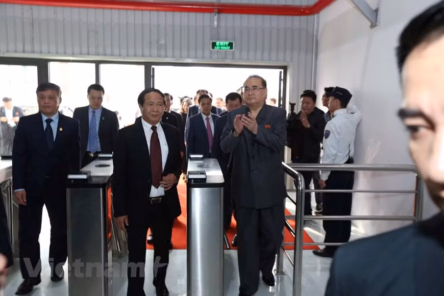 Secretary of Hai Phong City Party Committee Le Van Thanh guides Vice Chairman of the Workers’ Party of Korea Ri Su-yong around Vinfast factory (Photo: VNA)