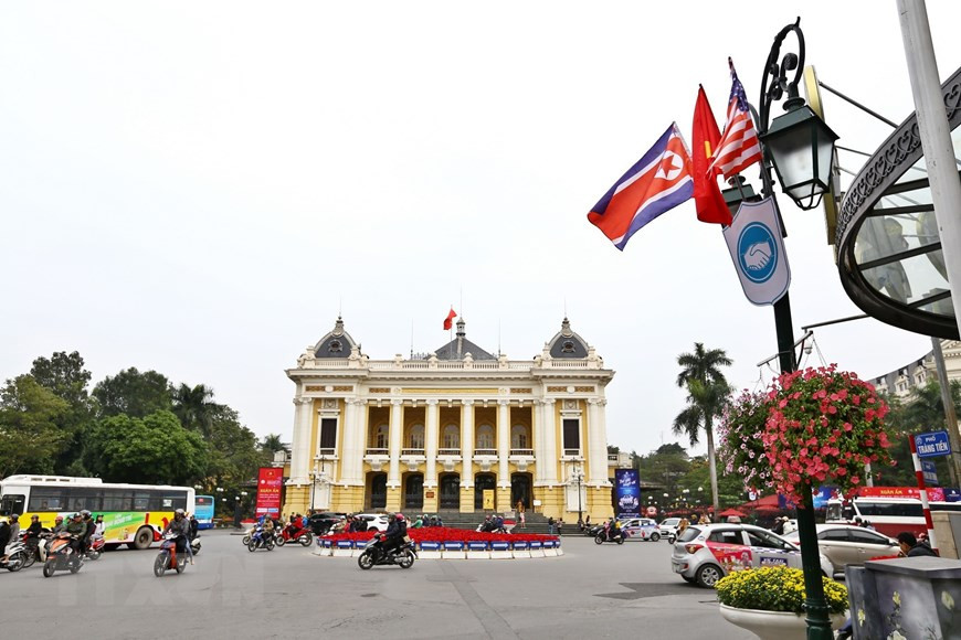 Hoan Kiem Lake area is decorated with flags of the United States, the Democratic People’s Republic of Korea and Vietnam (Photo: VNA)