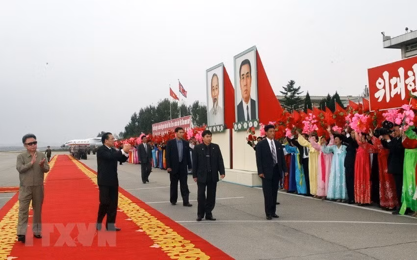 Chairman of the Workers’ Party of Korea and the National Defence Commission of the DPRK Kim Jong-il bids farewell to Party General Secretary Nong Duc Manh at Pyongyang Sunan International Airport, October 18, 2007 (Photo: VNA)