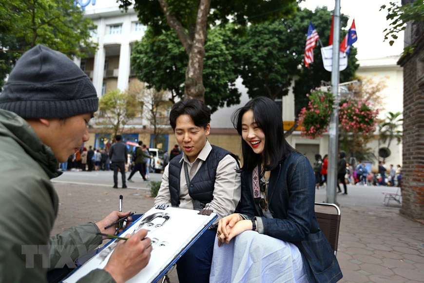 Lots of visitors flock to Hanoi as the summit is taking place soon (Photo: VNA)
